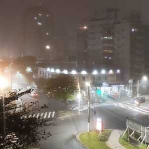 Meteorologista explica até quando e por que a névoa ficará no litoral de SP meteorologista-explica-ate-quando-e-por-que-a-neblina-ficara-no-litoral-de-sp