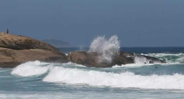 rio-tem-alerta-de-ressaca-e-ondas-na-orla-podem-atingir-ate-3-metros