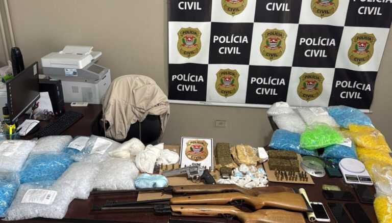 homem-e-preso-com-drogas,-arma-de-uso-restrito-e-municoes-em-itanhaem