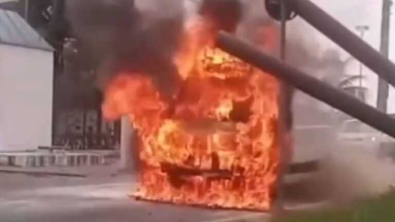 Ambulância do Samu pega fogo em Itanhaém; VÍDEO ambulancia-do-samu-pega-fogo-em-itanhaem;-video