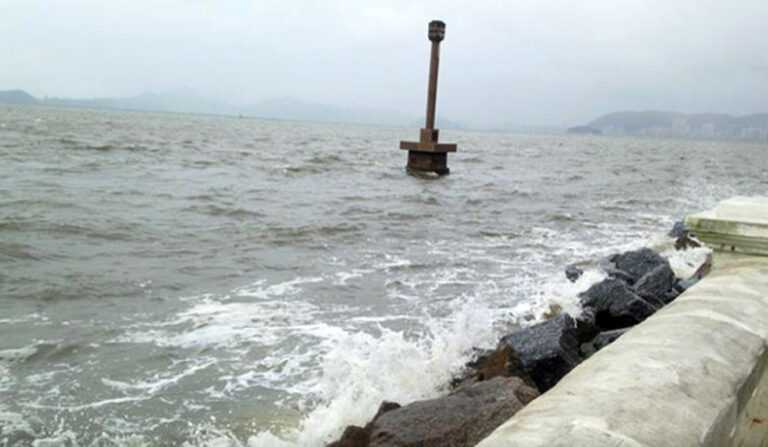 baixada-em-estado-de-atencao-para-mare-alta,-ondas-de-ate-3m-e-chuvas-fortes