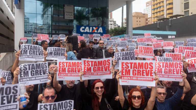 greve-da-caixa-chega-ao-7o-dia-na-baixada-com-novo-protesto-em-santos