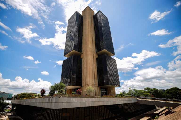 “Prévia do PIB” recua 0,2% no mês de julho, diz Banco Central “previa-do-pib”-recua-0,2%-em-julho,-diz-banco-central