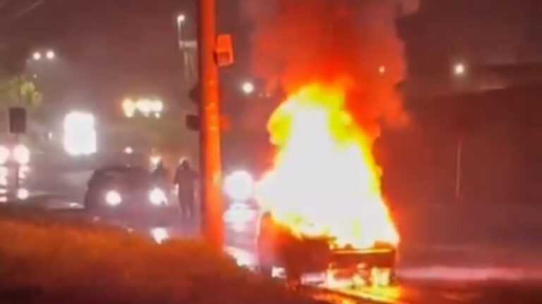 carro-pega-fogo-proximo-a-rodoviaria-de-itanhaem