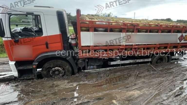 caminhao-fica-atolado-na-rodovia-padre-manoel-da-nobrega