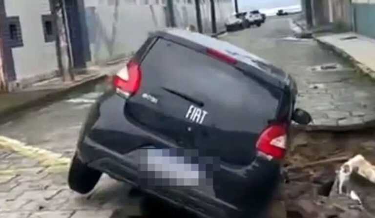 carro-afunda-apos-solo-ceder-e-abrir-cratera-em-rua-de-itanhaem